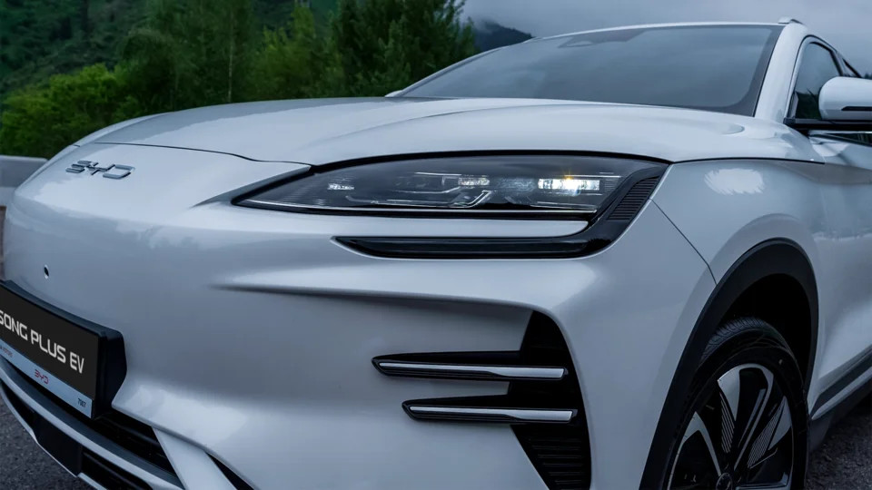 BYD SONG PLUS EV Шамдар, жылтылдаған теңіз айдыны